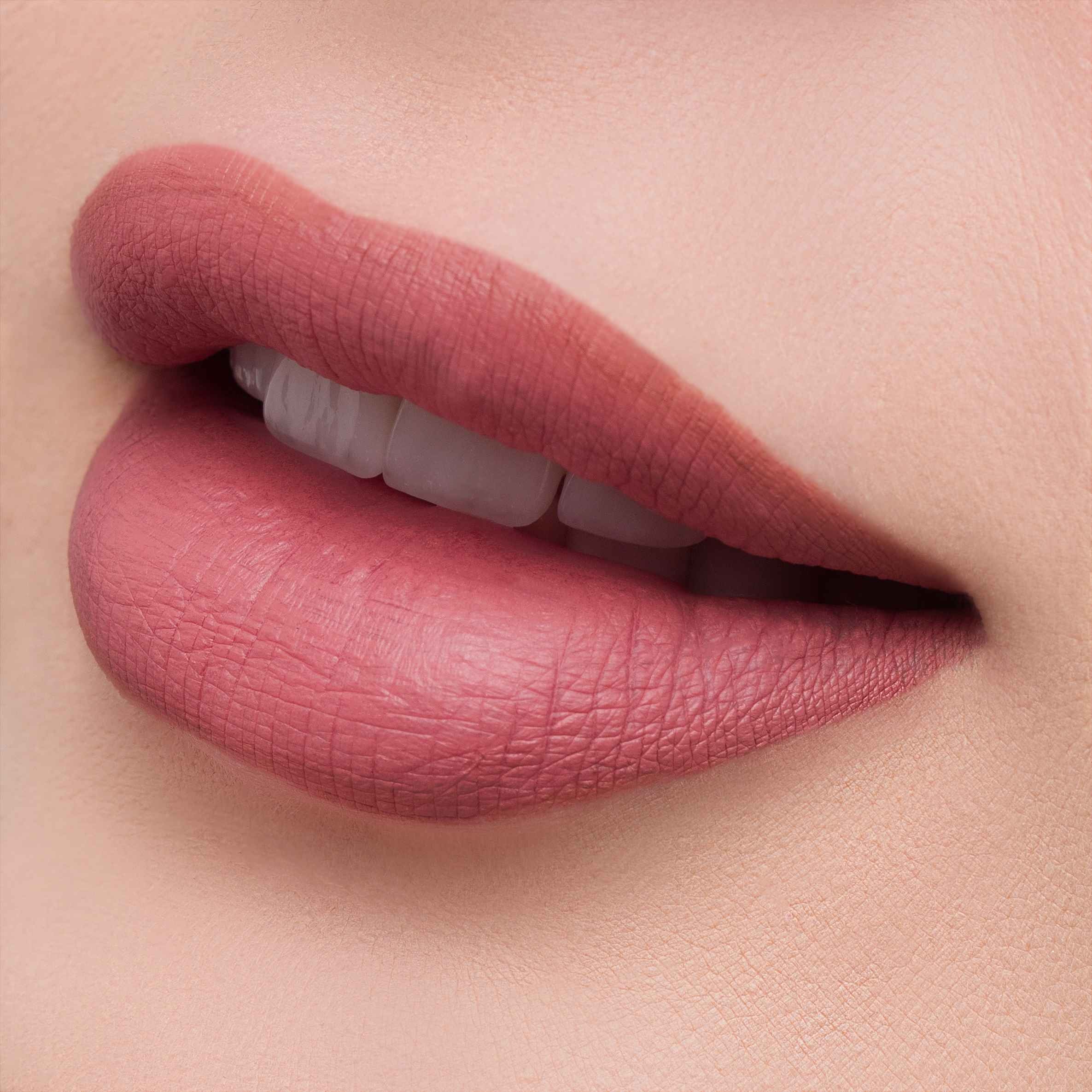 هديل العزاوي أحمر شفاه سائل مات إبريل